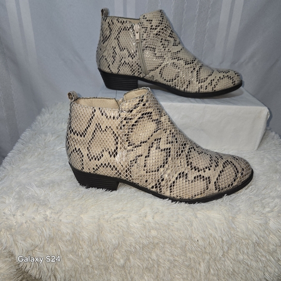 ANNELEISE SNAKE PATTERN  ANKLE BOOTIES SIZE  9M - Picture 5 of 12